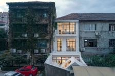 上海三层白色的住宅