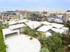日本被树篱包围的住宅