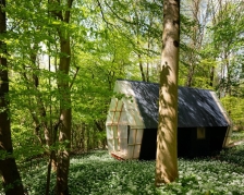 森林中可移动的小屋