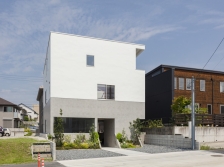 日本带有钩形多层交叉住宅