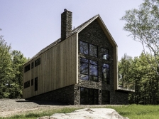 美国杉树与石小屋